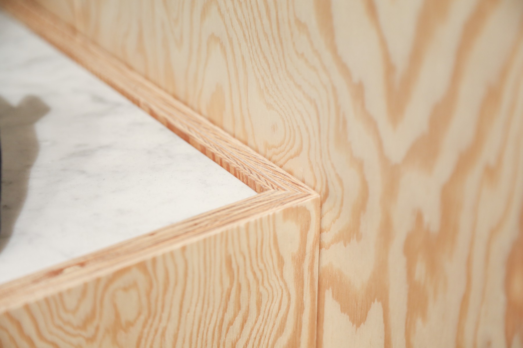 Podier av plywood med topp av vit marmor.
