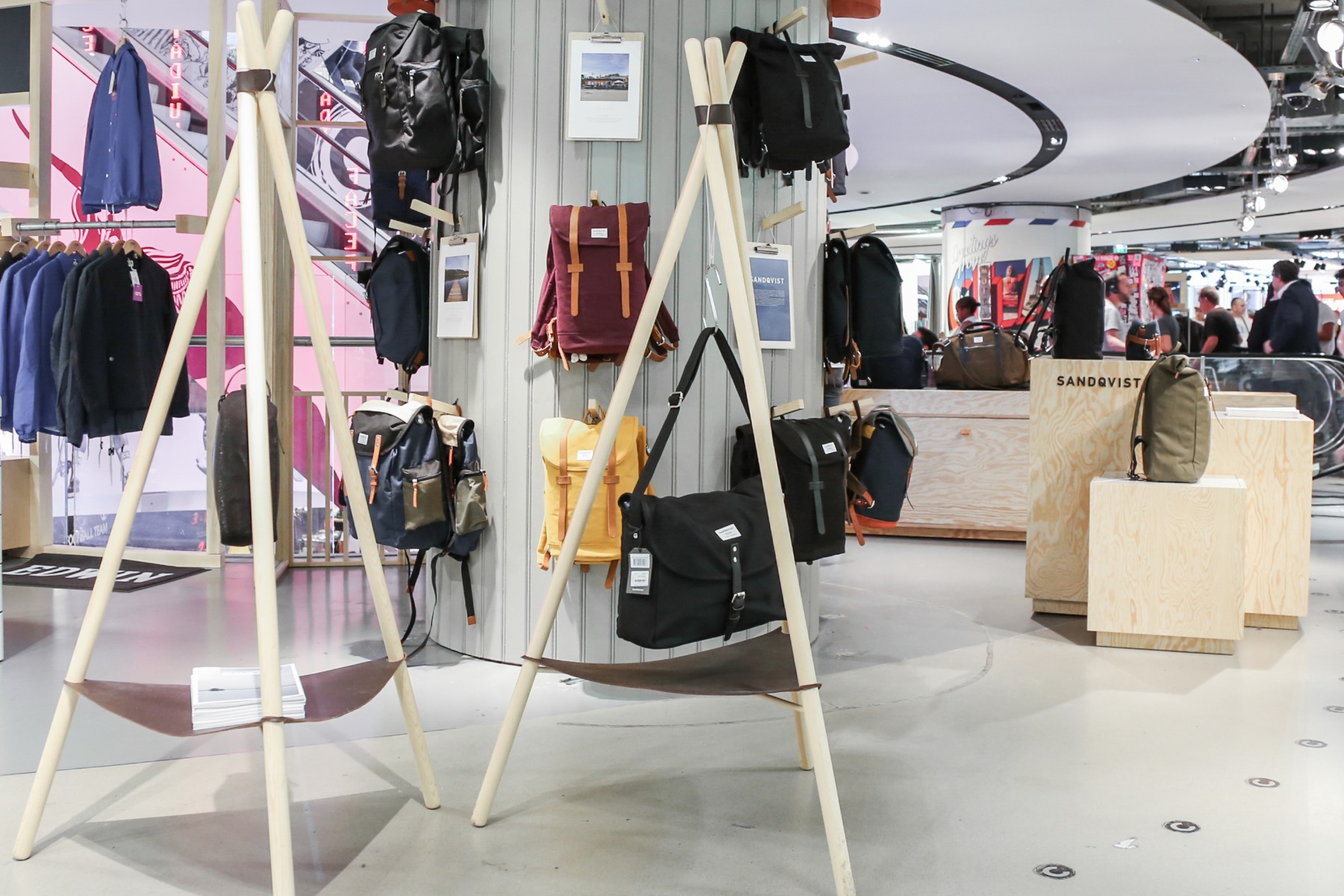 Pinnbygget för kok-kaffe över öppen eld utgjorde inspiration till de enkla tripod-displayerna.