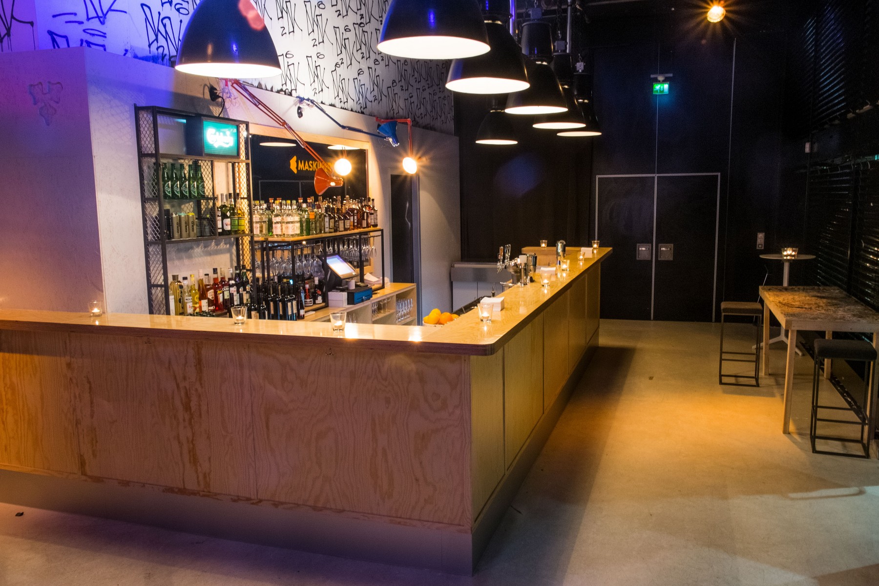 Eventbar av hårdlackad plywood. Måttanpassad backbar av fyrkantsstål, sträckmetall och glas.