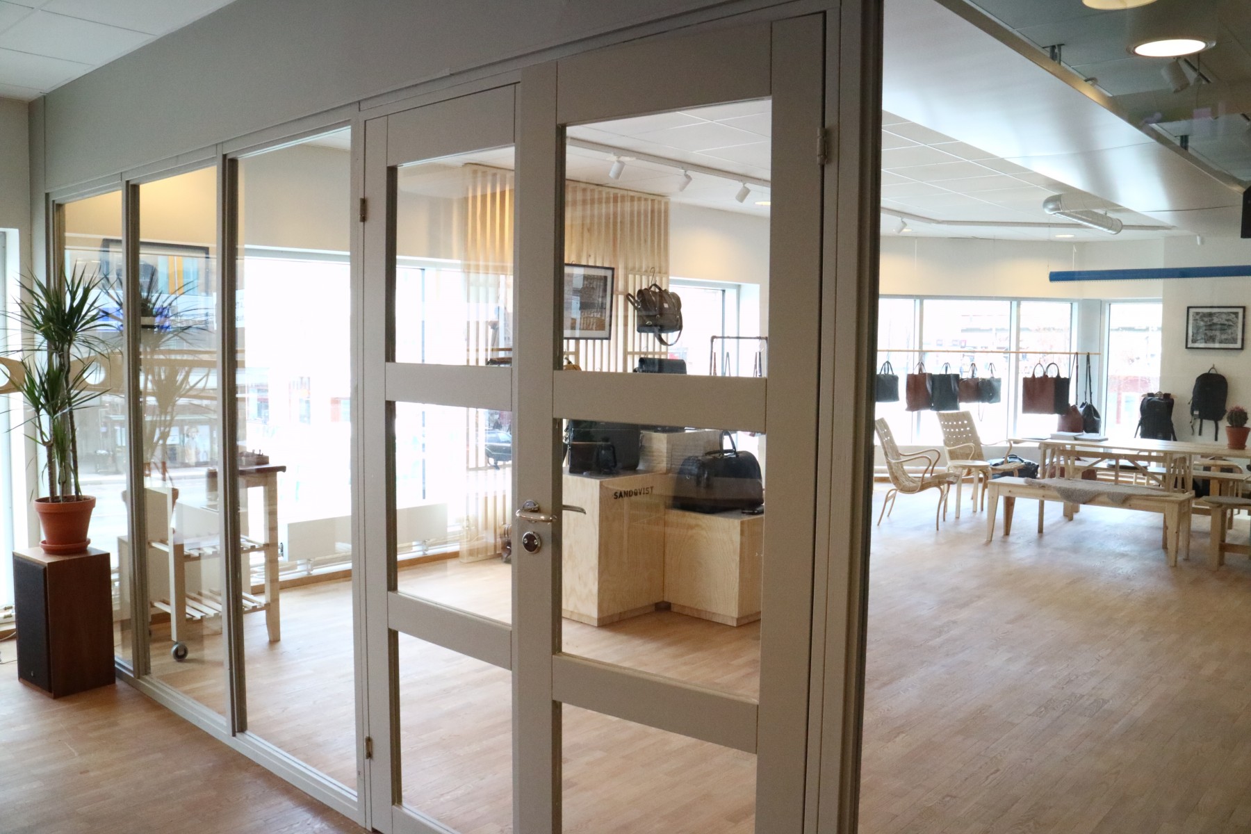 En enkel DIY glasvägg skiljer showroom från resterande kontor.