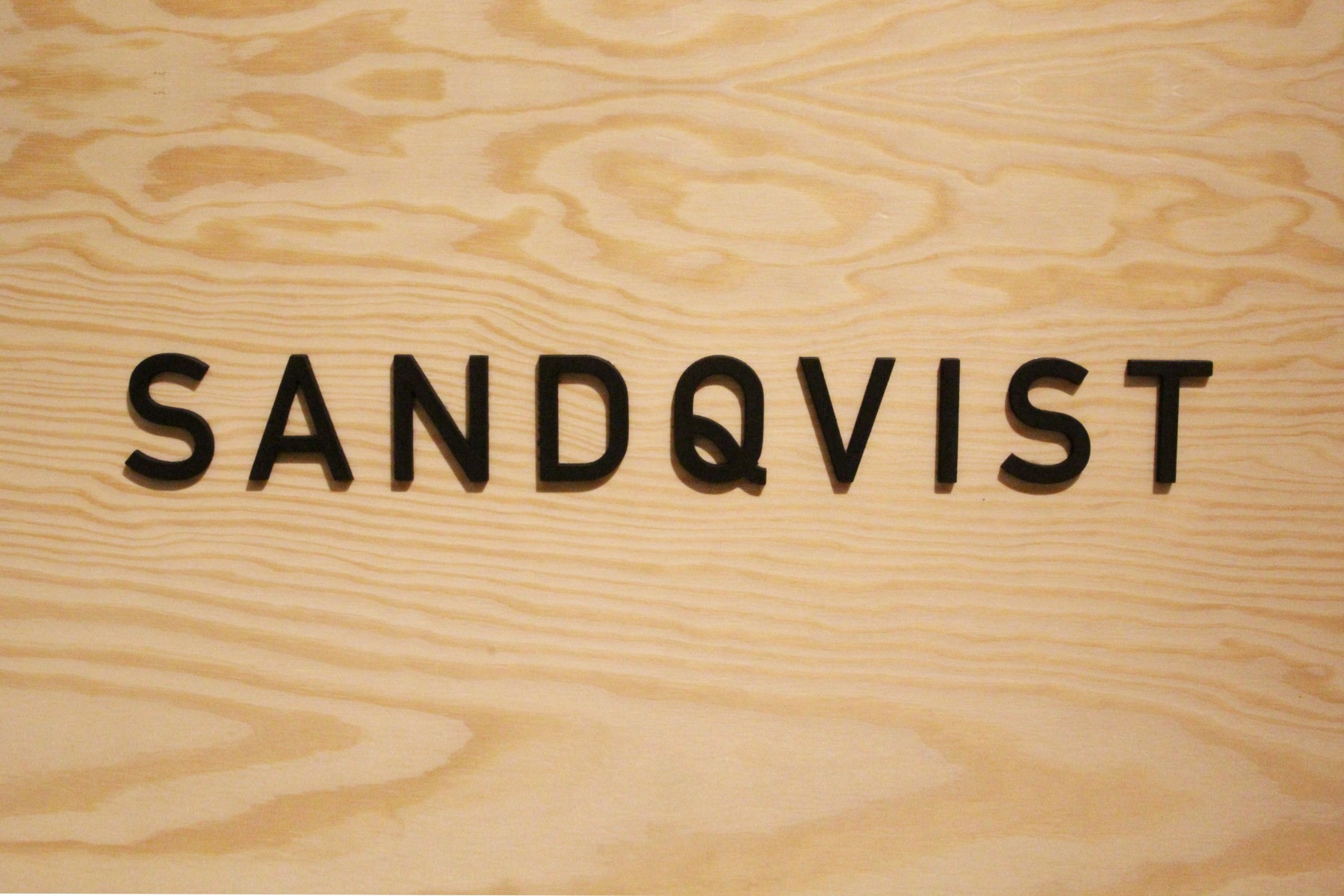 Laserskuren logotyp på plywood.