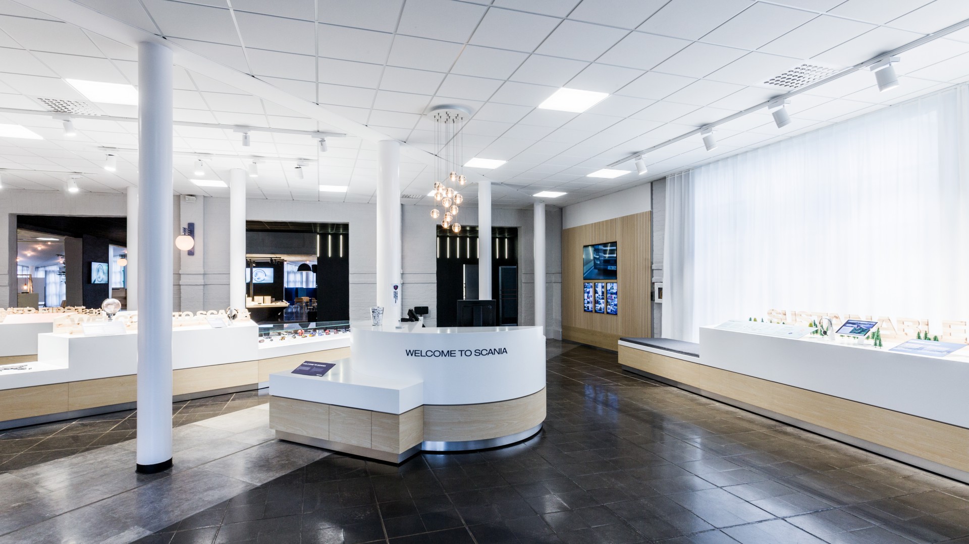 Den nya entrén till Marcus Wallenberghallen med reception, utställning och shop.